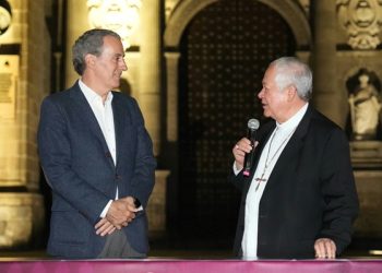 Encienden nueva iluminación en la Catedral de Puebla
