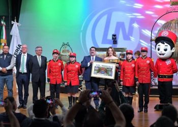 Entrega Lotería 104 mdp en Sorteo Magno 392