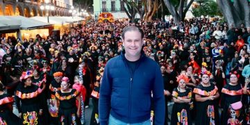 Combinan ejercicio y tradición de Muertos en Puebla capital