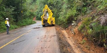 Liberan caminos tras deslaves en la Sierra Norte