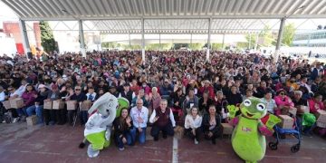 Entrega Pepe Chedraui despensas en Agua Santa