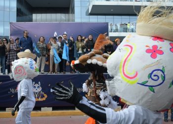 Celebra BUAP Día de Muertos con desfile de catrinas