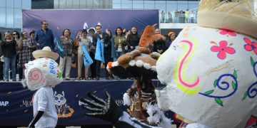 Celebra BUAP Día de Muertos con desfile de catrinas