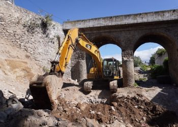 Avanza construcción de puente en San Miguel Canoa