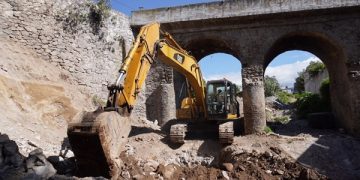Avanza construcción de puente en San Miguel Canoa