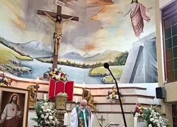 Muere sacerdote en Ecuador tras caerle una cruz en plena misa