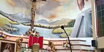 Muere sacerdote en Ecuador tras caerle una cruz en plena misa