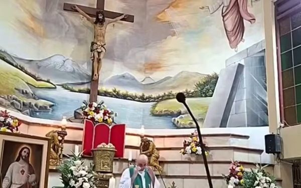 Muere sacerdote en Ecuador tras caerle una cruz en plena misa