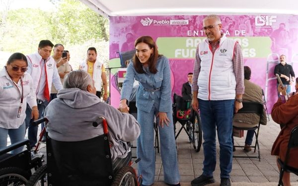 Entrega SMDIF Puebla 60 aparatos para movilidad